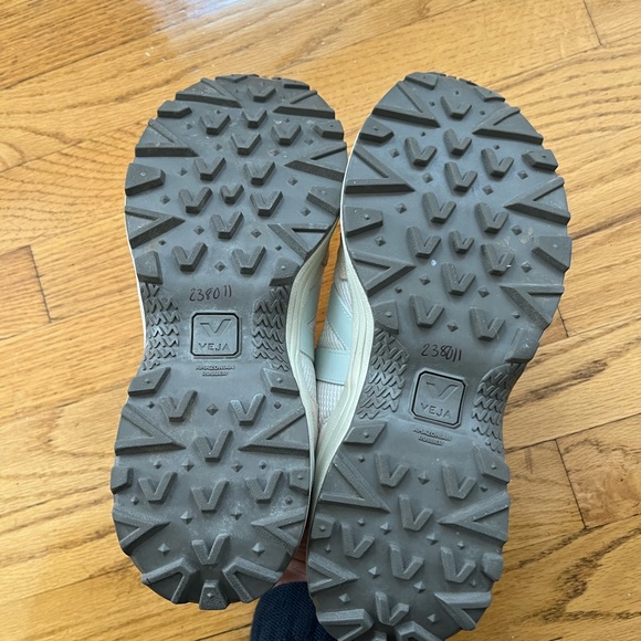 Veja Venturi Alveomesh in Gravel Menthol, US W 8 / Eur  39 - Picture 12 of 12